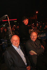 Ankunft zur Premiere auf dem Boandlkramer Fahrzeug: Michael Bully Herbig am Steuer, im Vordergrund Regisseur Joseph Vilsmeier und Franz Xaver Kroetz  (Foto: Martin Schmitz)